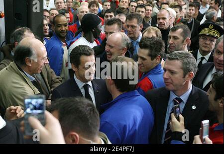 Präsident Nicolas Sarkozy begrüßt die Arbeiter am 5. Februar 2008 vor einem Prototyp des neuen Hochgeschwindigkeitszuges AGV im Werk Alstom in Aytre, Westfrankreich. Foto von Romuald Meigneux/Pool/ABACAPRESS.COM Stockfoto