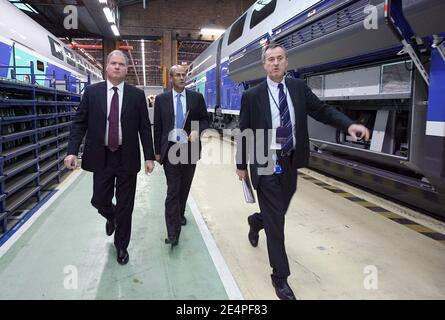 Alstom-Präsident Philippe Mellier, Alstom-CEO Patrick Kron und Alstom-Fabrikdirektor Georges Lacaze stellen sich am 5. Februar 2008 auf dem Alstom-Werksgelände in Aytre, Westfrankreich, auf. Foto von Romuald Meigneux/Pool/ABACAPRESS.COM Stockfoto