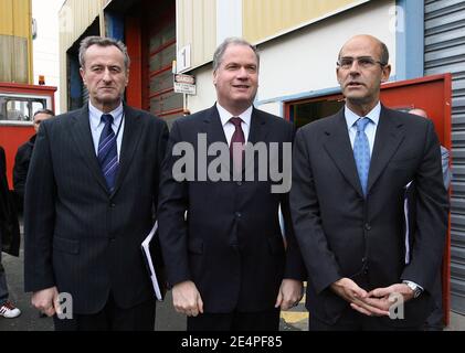 Georges Lacaze, Alstom-Fabrikdirektor, Philippe Mellier, Präsident von Alstom und Patrick Kron, CEO von Alstom, stellen sich am 5. Februar 2008 auf dem Alstom-Werksgelände in Aytre, Westfrankreich, auf. Foto von Romuald Meigneux/Pool/ABACAPRESS.COM Stockfoto