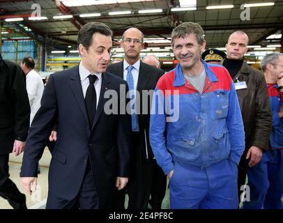 Präsident Nicolas Sarkozy begrüßt die Arbeiter am 5. Februar 2008 vor einem Prototyp des neuen Hochgeschwindigkeitszuges AGV im Werk Alstom in Aytre, Westfrankreich. Foto von Romuald Meigneux/Pool/ABACAPRESS.COM Stockfoto