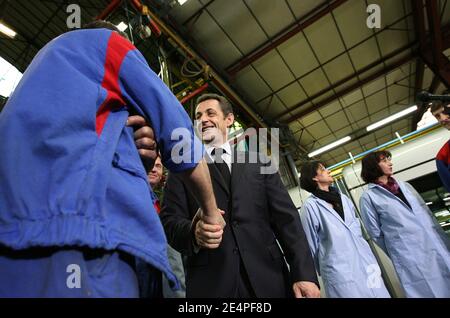 Präsident Nicolas Sarkozy begrüßt die Arbeiter am 5. Februar 2008 vor einem Prototyp des neuen Hochgeschwindigkeitszuges AGV im Werk Alstom in Aytre, Westfrankreich. Foto von Romuald Meigneux/Pool/ABACAPRESS.COM Stockfoto