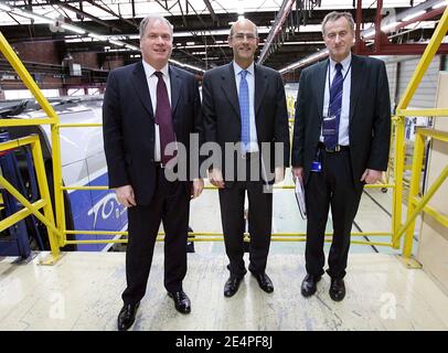 Alstom-Präsident Philippe Mellier, Alstom-CEO Patrick Kron und Alstom-Fabrikdirektor Georges Lacaze stellen sich am 5. Februar 2008 auf dem Alstom-Werksgelände in Aytre, Westfrankreich, auf. Foto von Romuald Meigneux/Pool/ABACAPRESS.COM Stockfoto