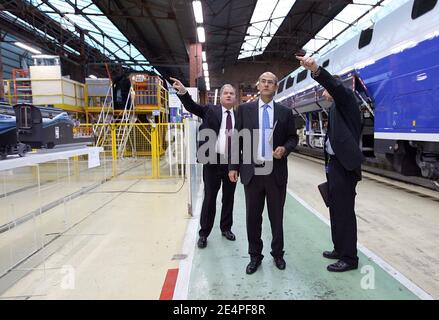 Alstom-Präsident Philippe Mellier, Alstom-CEO Patrick Kron und Alstom-Fabrikdirektor Georges Lacaze stellen sich am 5. Februar 2008 auf dem Alstom-Werksgelände in Aytre, Westfrankreich, auf. Foto von Romuald Meigneux/Pool/ABACAPRESS.COM Stockfoto