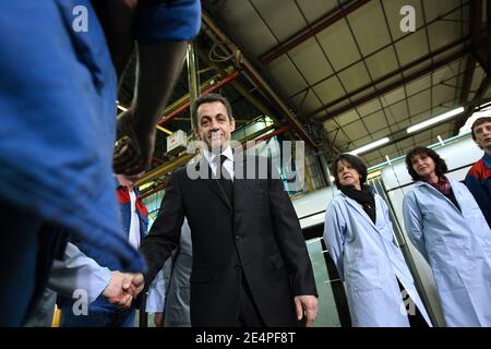 Präsident Nicolas Sarkozy begrüßt die Arbeiter am 5. Februar 2008 vor einem Prototyp des neuen Hochgeschwindigkeitszuges AGV im Werk Alstom in Aytre, Westfrankreich. Foto von Romuald Meigneux/Pool/ABACAPRESS.COM Stockfoto