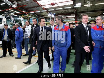 Präsident Nicolas Sarkozy begrüßt die Arbeiter am 5. Februar 2008 vor einem Prototyp des neuen Hochgeschwindigkeitszuges AGV im Werk Alstom in Aytre, Westfrankreich. Foto von Romuald Meigneux/Pool/ABACAPRESS.COM Stockfoto