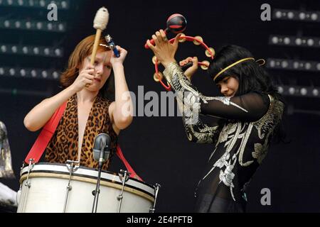 Die Sängerin Natasha Khan von der britischen Band bat for Lashes spielt live auf der Bühne während der 5. Ausgabe des "Rock en seine" Musikfestivals, in Saint-Cloud bei Paris, Frankreich, am 26. August 2007. Foto von DS/ABACAPRESS.COM Stockfoto