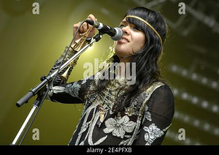 Die Sängerin Natasha Khan von der britischen Band bat for Lashes spielt live auf der Bühne während der 5. Ausgabe des "Rock en seine" Musikfestivals, in Saint-Cloud bei Paris, Frankreich, am 26. August 2007. Foto von DS/ABACAPRESS.COM Stockfoto