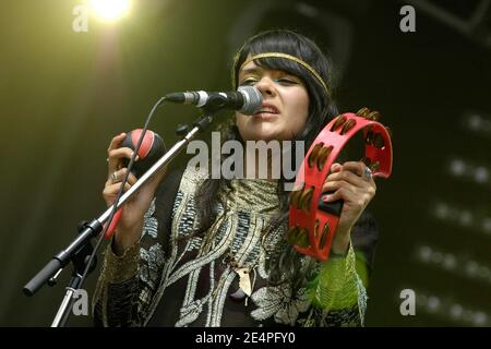 Die Sängerin Natasha Khan von der britischen Band bat for Lashes spielt live auf der Bühne während der 5. Ausgabe des "Rock en seine" Musikfestivals, in Saint-Cloud bei Paris, Frankreich, am 26. August 2007. Foto von DS/ABACAPRESS.COM Stockfoto