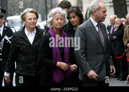 Michele Alliot-Marie, Dominique Erignac (Claude Erigancs Witwe), ihre Tochter Marie-Christophine, während einer Zeremonie Place Beauvau, in Erinnerung an Präfekt Claude Erignac, der 1998 auf Korsika getötet wurde. Paris, Frankreich, am 6. Februar 2008. Foto von Mousse-Taamallah/ABACAPRESS.COM Stockfoto