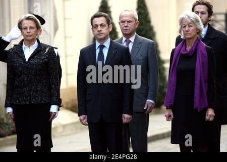 Michele Alliot-Marie, Nicolas Sarkozy, Dominique Erignac (Claude Erigancs Witwe) und ihr Sohn Charles-Antoine, während einer Zeremonie Place Beauvau, in Erinnerung an Präfekt Claude Erignac, der 1998 auf Korsika getötet wurde. Paris, Frankreich, am 6. Februar 2008. Foto von Mousse-Taamallah/ABACAPRESS.COM Stockfoto