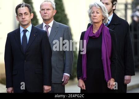 Nicolas Sarkozy, Dominique Erignac (Claude Erigancs Witwe) und ihr Sohn Charles-Antoine, während einer Zeremonie Place Beauvau, in Erinnerung an Präfekt Claude Erignac, der 1998 auf Korsika getötet wurde. Paris, Frankreich, am 6. Februar 2008. Foto von Mousse-Taamallah/ABACAPRESS.COM Stockfoto