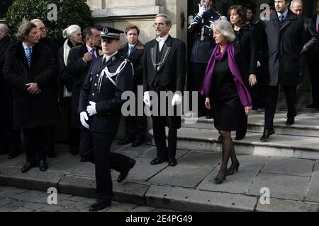 Dominique Erignac (Claude Erigancs Witwe) und ihr Sohn Charles-Antoine während einer Zeremonie Place Beauvau, in Erinnerung an Präfekt Claude Erignac, der 1998 auf Korsika getötet wurde. Paris, Frankreich, am 6. Februar 2008. Foto von Mousse-Taamallah/ABACAPRESS.COM Stockfoto