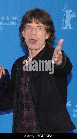 Britische Rocklegenden der Rolling Stones-Sänger Mick Jagger posiert für Bilder während der Fotoaufnahme seines neuen Dokumentarfilms 'Shine A Light' auf den 58. Jährlichen Berliner Filmfestspielen am 7. Februar 2008 in Berlin. Foto von Nicolas Khayat/ABACAPRESS.COM Stockfoto