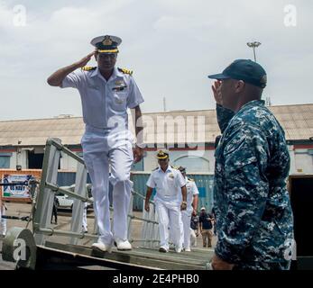 Mitglieder der indischen Marine kommen an Bord der Ticonderoga-Klasse Lenkraketen-Kreuzer USS Princeton (CG 59), als das Schiff in Chennai, Indien, für Malabar 2017 ankommt. Stockfoto