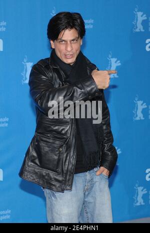 Bollywood-Superstar der indische Schauspieler Shah Rukh Khan posiert für Bilder während der Fotozelle "Om Shanti Om" bei den 58. Jährlichen Berliner Filmfestspielen am 8. Februar 2008 in Berlin. Foto von Nicolas Khayat/ABACAPRESS.COM Stockfoto