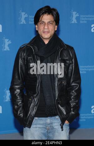 Bollywood-Superstar der indische Schauspieler Shah Rukh Khan posiert für Bilder während der Fotozelle "Om Shanti Om" bei den 58. Jährlichen Berliner Filmfestspielen am 8. Februar 2008 in Berlin. Foto von Nicolas Khayat/ABACAPRESS.COM Stockfoto