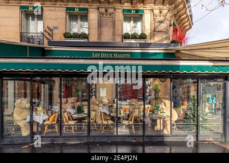 Paris, Frankreich - 23. Januar 2021: Die Brasserie am Boulevard Saint Germain ist wegen der Epidemie des Coronavirus COVID19 in Paris geschlossen. Leerer Balken Stockfoto