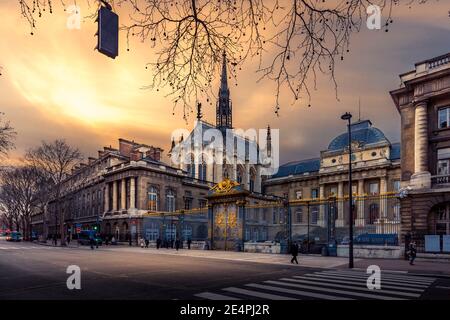 Paris, Frankreich - 18. Januar 2021: Der Vordereingang des Palais de Justice und der Kapelle Sainte-Chapelle in Paris Stockfoto