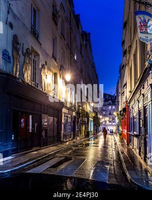 Paris, Frankreich - 12. Januar 2021: Leere bunte Straße und Bar geschlossen wegen Covid19 Einschränkungen in Paris, Frankreich Stockfoto