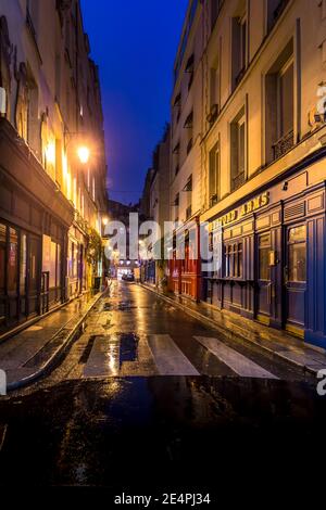 Paris, Frankreich - 12. Januar 2021: Leere bunte Straße und Bar geschlossen wegen Covid19 Einschränkungen in Paris, Frankreich Stockfoto