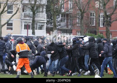 Die niederländische Anti-Riot-Polizei sprüht Wasserwerfer gegen Demonstranten, um sich zu zerstreuen Eine illegale Anti-Coronavirus Maßnahmen Demonstration auf dem Museumplein inmitten Th Stockfoto