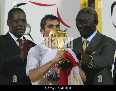 Kapitän der ägyptischen Fußballnationalmannschaft Ahmed Hassan Kamel küsst die Trophäe und (L-R) CAF-Präsident Issa Ayatou, Ghana-Präsident John Kufuo während des Finales des African Cup of Nations Fußballturnier 2008, Kamerun gegen Ägypten in Accra, Ghana am 10. Februar 2008. Ägypten gewann das Spiel 1:0. Foto von Steeve McMay/Cameleon/ABACAPRESS.COM Stockfoto