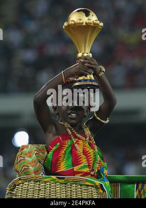 Die junge Ghanian Mädchen mit dem 2008 Afrika Cup of Nations wird von Trägern während des Finales des 2008 African Cup of Nations Fußballturnier, Kamerun gegen Ägypten in Accra, Ghana am 10. Februar 2008 getragen. Ägypten gewann das Spiel 1:0. Foto von Steeve McMay/Cameleon/ABACAPRESS.COM Stockfoto