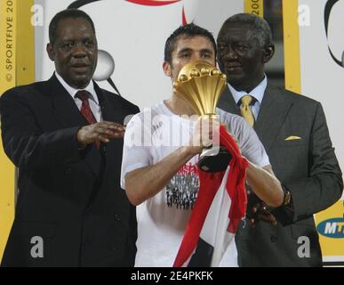 Kapitän der ägyptischen Fußballnationalmannschaft Ahmed Hassan Kamel küsst die Trophäe und (L-R) CAF-Präsident Issa Ayatou, Ghana-Präsident John Kufuo während des Finales des African Cup of Nations Fußballturnier 2008, Kamerun gegen Ägypten in Accra, Ghana am 10. Februar 2008. Ägypten gewann das Spiel 1:0. Foto von Steeve McMay/Cameleon/ABACAPRESS.COM Stockfoto