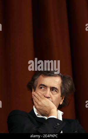 Bernard-Henri Levy nimmt an einem Treffen zur Unterstützung von Ayaan Hirsi Ali in Paris, Frankreich, am 10. Februar 2008 Teil. Ayaan Hirsi Ali somalischen Ursprungs, ist mit dem Tod bedroht, um das Drehbuch des Films "Submission" geschrieben zu haben. Foto von Stephane Gilles/ABACAPRESS.COM Stockfoto