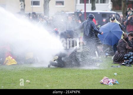 Die niederländische Anti-Riot-Polizei sprüht Wasserwerfer gegen Demonstranten, um sich zu zerstreuen Eine illegale Anti-Coronavirus Maßnahmen Demonstration auf dem Museumplein inmitten Th Stockfoto