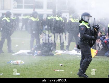 Die niederländische Anti-Riot-Polizei sprüht Wasserwerfer gegen Demonstranten, um sich zu zerstreuen Eine illegale Anti-Coronavirus Maßnahmen Demonstration auf dem Museumplein inmitten Th Stockfoto