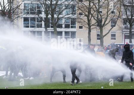 Die niederländische Anti-Riot-Polizei sprüht Wasserwerfer gegen Demonstranten, um sich zu zerstreuen Eine illegale Anti-Coronavirus Maßnahmen Demonstration auf dem Museumplein inmitten Th Stockfoto