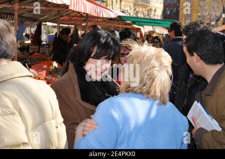 Die ehemalige TV-Persönlichkeit Denise Fabre wirbt für die Bürgermeisterwahl in Nizza, Frankreich, am 9. Februar 2008. Fabre ist Teil der Liste der UMP "Nice Ensemble", die von Minister Christian Estrosi geführt wird. Foto von Eric Boizet/ABACAPRESS.COM Stockfoto