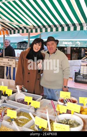 Die ehemalige TV-Persönlichkeit Denise Fabre wirbt für die Bürgermeisterwahl in Nizza, Frankreich, am 9. Februar 2008. Fabre ist Teil der Liste der UMP "Nice Ensemble", die von Minister Christian Estrosi geführt wird. Foto von Eric Boizet/ABACAPRESS.COM Stockfoto