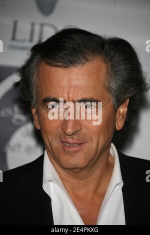 Bernard-Henri Levy nimmt an der Globes de Cristal Zeremonie Teil, die am 11. Februar 2008 im Lido auf den Champs Elysees in Paris, Frankreich, stattfand. Foto von Denis Guignebourg/ABACAPRESS.COM Stockfoto