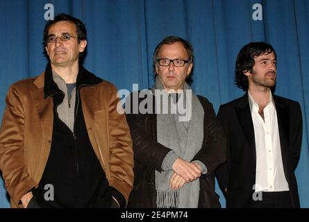 Albert Dupontel, Fabrice Luchini und Romain Duris nehmen an der Premiere von "Paris" Teil, die am 11. Februar 2008 im UGC Normandie in Paris, Frankreich, stattfand. Foto von Giancarlo Gorassini/ABACAPRESS.COM Stockfoto