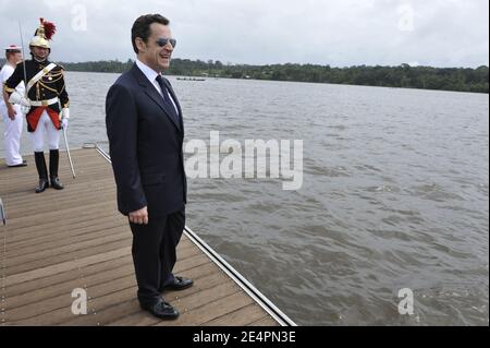 Der französische Präsident Nicolas Sarkozy erwartet seinen brasilianischen Amtskollegen Luiz Inacio Lula da Silva am 12. Februar 2008 in Saint-Georges de l'Oyapock in Französisch-Guayana, einer Stadt am Fluss, der Französisch-Guayana von Nordbrasilien trennt. Foto von Wojazer/Pool/ABACAPRESS.COM Stockfoto