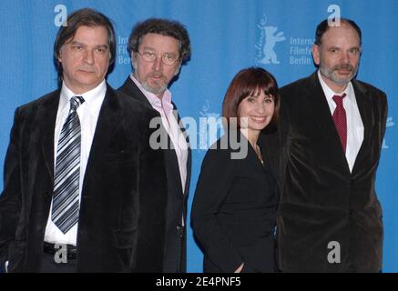 Regisseur Robert Guediguian und die Schauspieler Ariane Ascaride, Gerard Meylan und Jean-Pierre Darroussin posieren für Bilder während der Fotozelle "Lady Jane" bei den 58. Filmfestspielen Berlin am 13. Februar 2008 in Berlin. Foto von Nicolas Khayat/ABACAPRESS.COM Stockfoto