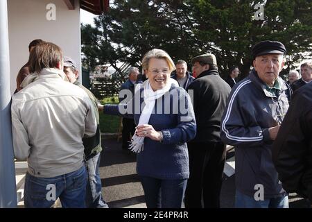 EXKLUSIV. Der französische Innenminister Michele Alliot-Marie setzt sich am 16. Februar 2008 in Saint-Jean-de-Luz, Südwestfrankreich, für die Kommunalwahlen ein, bei denen sie den lokalen Kandidaten, Bürgermeister Peyuco Duhart in schlechtem Gleichgewicht, nach den letzten Umfragen ersetzen wird. Foto von Patrick Bernard/ABACAPRESS.COM Stockfoto