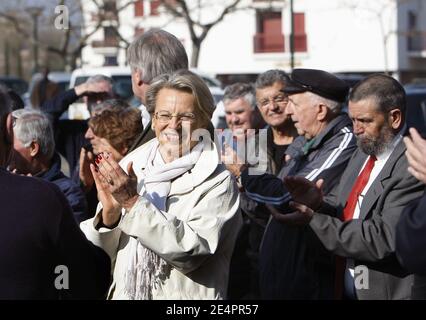 EXKLUSIV. Der französische Innenminister Michele Alliot-Marie setzt sich am 16. Februar 2008 in Saint-Jean-de-Luz, Südwestfrankreich, für die Kommunalwahlen ein, bei denen sie den lokalen Kandidaten, Bürgermeister Peyuco Duhart in schlechtem Gleichgewicht, nach den letzten Umfragen ersetzen wird. Foto von Patrick Bernard/ABACAPRESS.COM Stockfoto