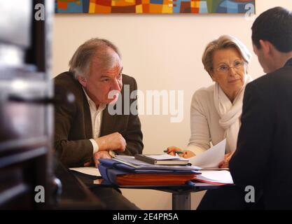 EXKLUSIV. Der französische Innenminister Michele Alliot-Marie setzt sich am 16. Februar 2008 in Saint-Jean-de-Luz, Südwestfrankreich, für die Kommunalwahlen ein, bei denen sie den lokalen Kandidaten, Bürgermeister Peyuco Duhart (L) in schlechtem Gleichgewicht, nach den letzten Umfragen ersetzen wird. Foto von Patrick Bernard/ABACAPRESS.COM Stockfoto
