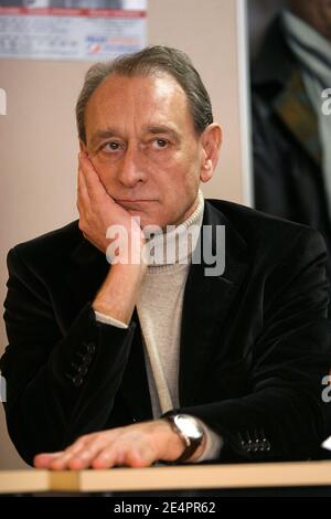 Der Pariser Bürgermeister Bertrand Delanoe unterstützt den Kandidaten Daniel Vaillant im 18. Bezirk von Paris für die bevorstehenden Kommunalwahlen am 16. Februar 2008 in Paris. Foto von Stephane Gilles/ABACAPRESS.COM Stockfoto