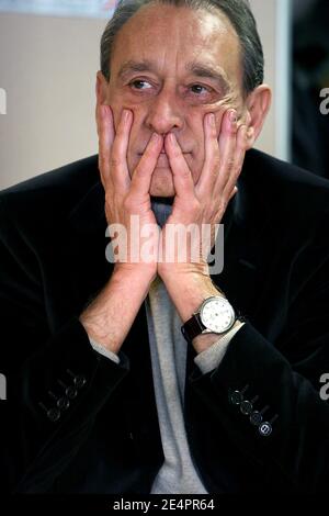 Der Pariser Bürgermeister Bertrand Delanoe unterstützt den Kandidaten Daniel Vaillant im 18. Bezirk von Paris für die bevorstehenden Kommunalwahlen am 16. Februar 2008 in Paris. Foto von Stephane Gilles/ABACAPRESS.COM Stockfoto