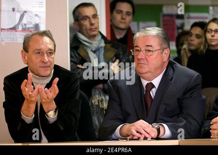 Der Pariser Bürgermeister Bertrand Delanoe unterstützt den Kandidaten Daniel Vaillant (R) im 18. Bezirk von Paris für die bevorstehenden Kommunalwahlen am 16. Februar 2008 in Paris. Foto von Stephane Gilles/ABACAPRESS.COM Stockfoto