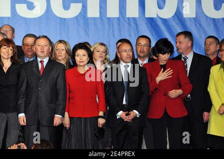 Christian Estrosi, seine Frau Dominique, Denise Fabre, Rudy Salles, Muriel Marland-Militello nehmen an der Einführung seiner Liste für die Bürgermeisterwahlen in Nizza, Frankreich, am 17. Februar 2008 Teil. Foto von Erci Boizet/ABACAPRESS.COM Stockfoto