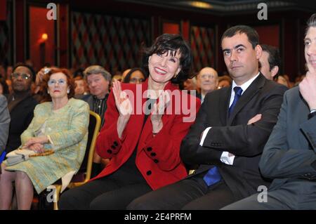 Denise Fabre nimmt an der Einführung der Liste von Christian Estrosi für die Bürgermeisterwahlen in Nizza, Frankreich, am 17. Februar 2008 Teil. Foto von Erci Boizet/ABACAPRESS.COM Stockfoto