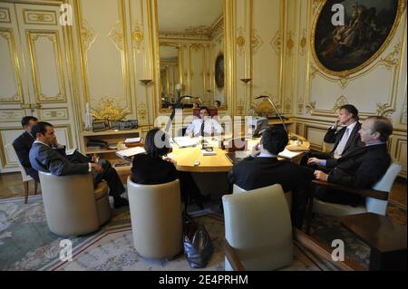 Francois Fillon, Jean-Paul Faugere (Principal Private Secretary), Franck Robine (Head of Cabinet), Myriam Levy (Councelor for Communcation), Vincent Chriqui (Parliamentary Councelor), Igor Mitrofanoff (Councelor) und Antoine Gosset-Grainville (Assistant Principal Private Secretary) Während einer Kabinettssitzung im Büro des Premierministers im Hotel Matignon in Paris, Frankreich, am 7. Februar 2008. Foto von Elodie Gregoire/ABACAPRESS.COM Stockfoto