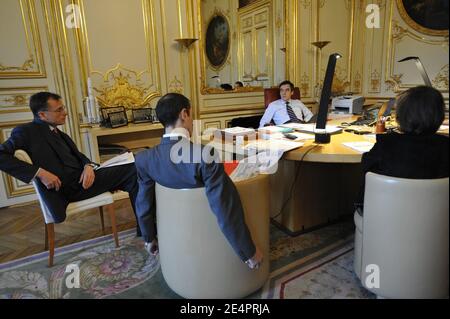 Francois Fillon, Jean-Paul Faugere (Principal Private Secretary), Franck Robine (Kabinettchef) und Myriam Levy (Councelor für Kommunikation) während einer Kabinettssitzung im Büro des Premierministers im Hotel Matignon in Paris, Frankreich, am 7. Februar 2008. Foto von Elodie Gregoire/ABACAPRESS.COM Stockfoto