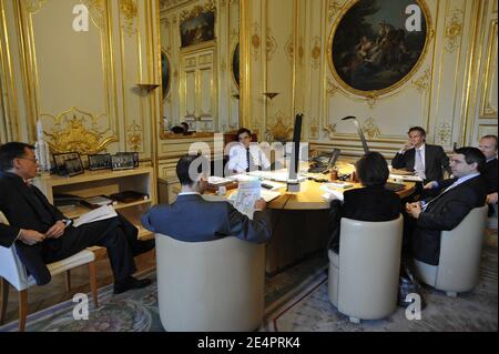 Francois Fillon, Jean-Paul Faugere (Principal Private Secretary), Franck Robine (Head of Cabinet), Myriam Levy (Councelor for Communcation), Vincent Chriqui (Parliamentary Councelor), Igor Mitrofanoff (Councelor) und Antoine Gosset-Grainville (Assistant Principal Private Secretary) Während einer Kabinettssitzung im Büro des Premierministers im Hotel Matignon in Paris, Frankreich, am 7. Februar 2008. Foto von Elodie Gregoire/ABACAPRESS.COM Stockfoto