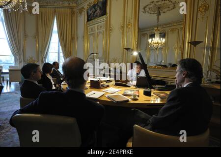 Francois Fillon, Jean-Paul Faugere (Principal Private Secretary), Myriam Levy (Councelor for Communication), Vincent Chriqui (Parliamentary Councelor), Igor Mitrofanoff (Councelor) und Antoine Gosset-Grainville (Assistant Principal Private Secretary) während einer Kabinettssitzung im Büro des Premierministers im Hotel Matignon in Paris, Frankreich, Am 7. Februar 2008. Foto von Elodie Gregoire/ABACAPRESS.COM Stockfoto